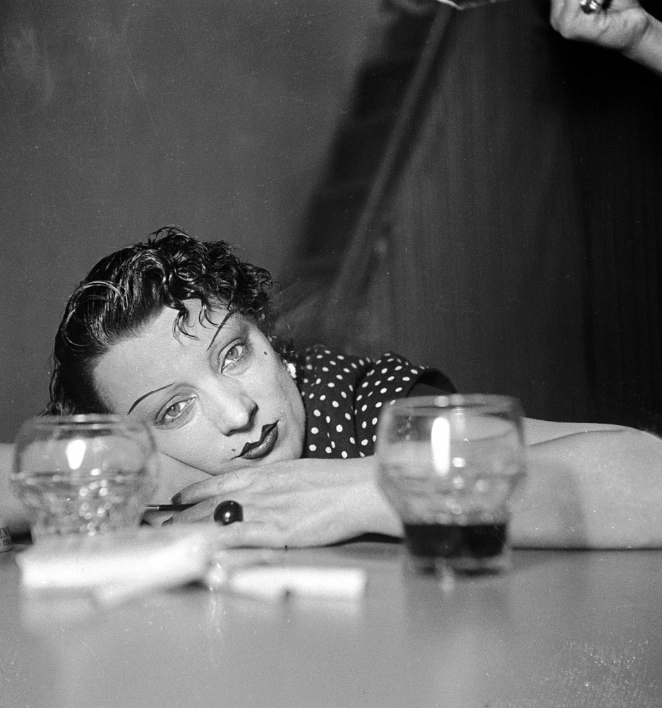 Kiki de Montparnasse su tavolo con bicchieri Man Ray