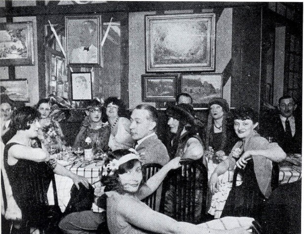 Kiki de Montparnasse in un caffè a Parigi negli anni venti