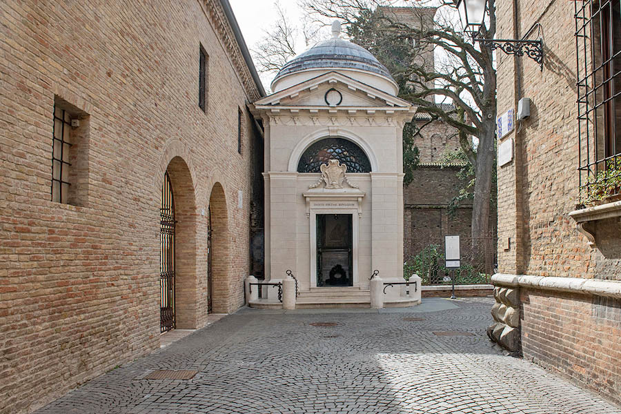 La tomba di Dante Alighieri a Ravenna