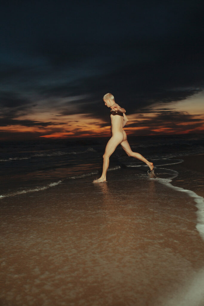 uomo nudo spiaggia mare notte