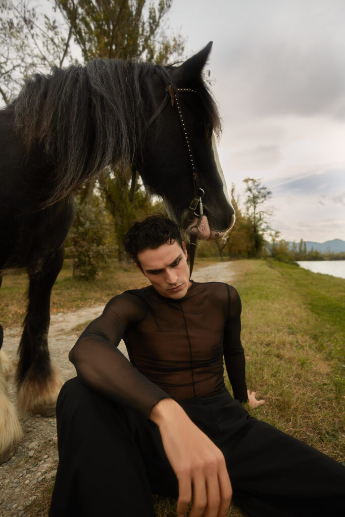 Modello con cavallo nero