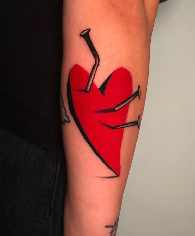 tatuaggio cuore chiodi 