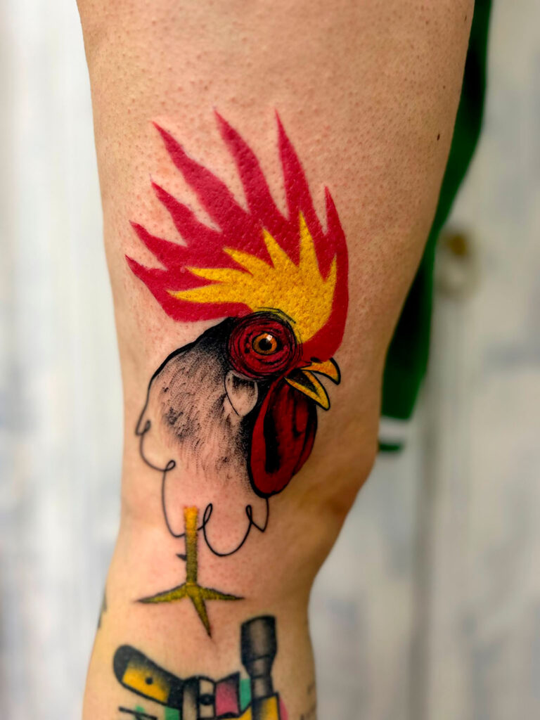 tatuaggio gallo colori rosso giallo